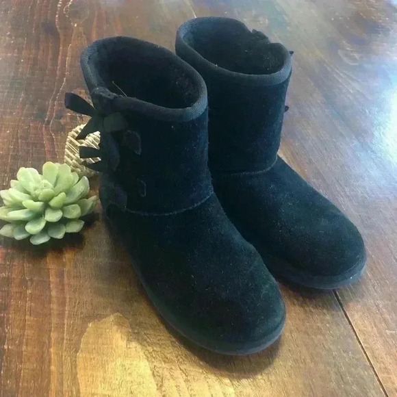 Koolaburra by Ugg | “Victoria Short” Black Suede Pull-on Boots w/Bows - Picture 2 of 7